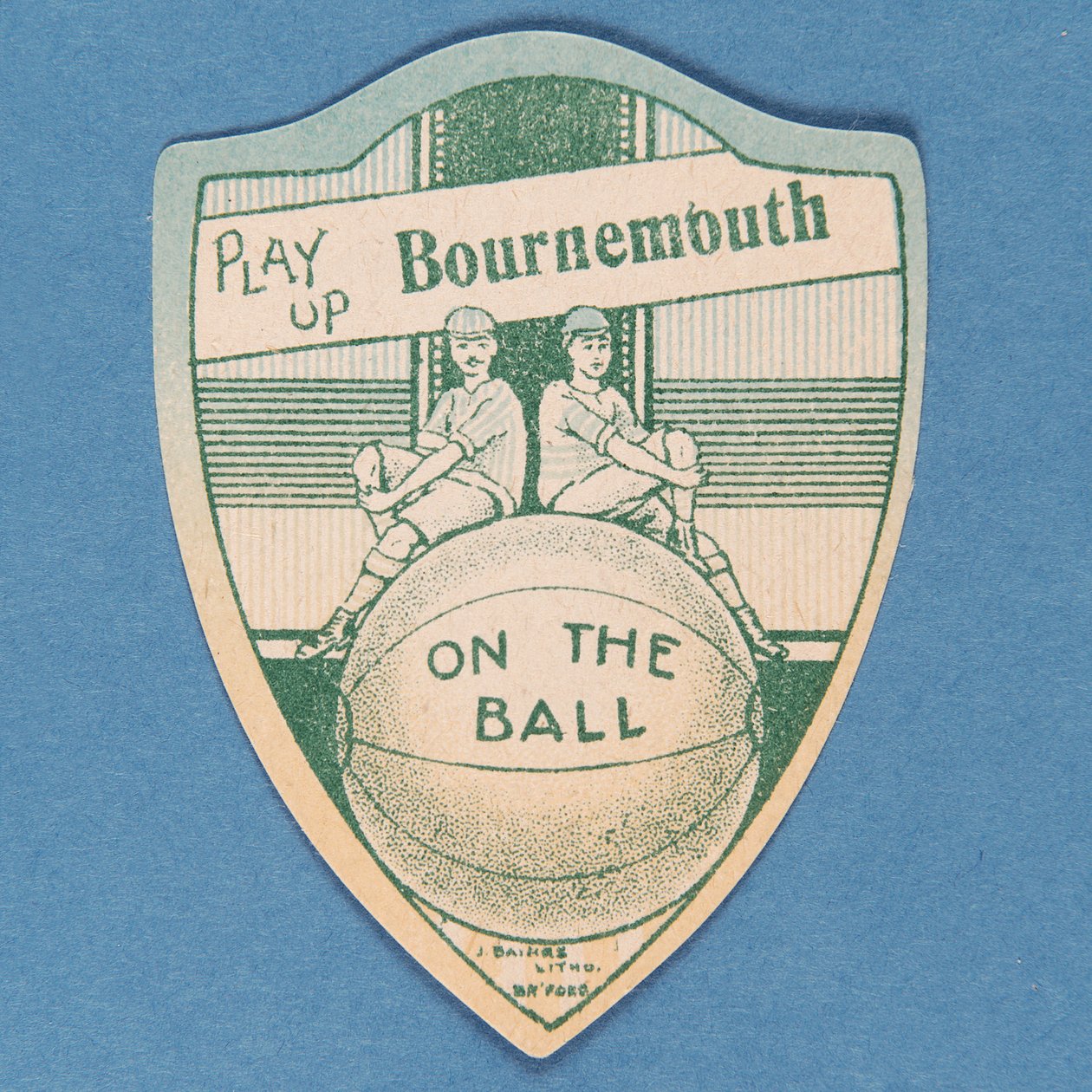 Spiel auf Bournemouth, Baines-Karte in Form eines Schildes und zwei Fußballspieler, die auf einem großen Fußball sitzen, 1888-89 von English School