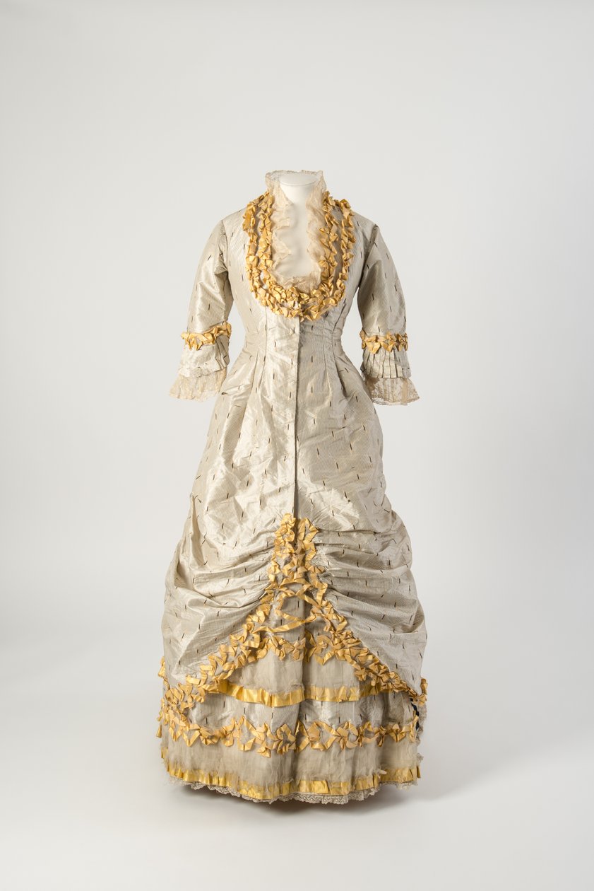 Abendkleid der Prinzessin aus grauer und weißer, schmal gestreifter Seide, verziert mit Netz über gelber Seidentaft-Rüschenschleife von English School