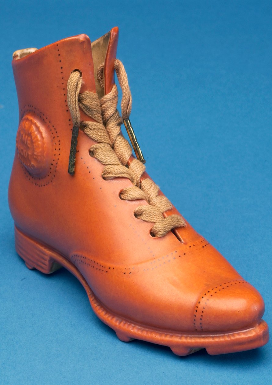 Replik eines Fußballschuhs mit Schnürsenkeln, markiert mit dem Stevens-Patent (Keramik) von English School