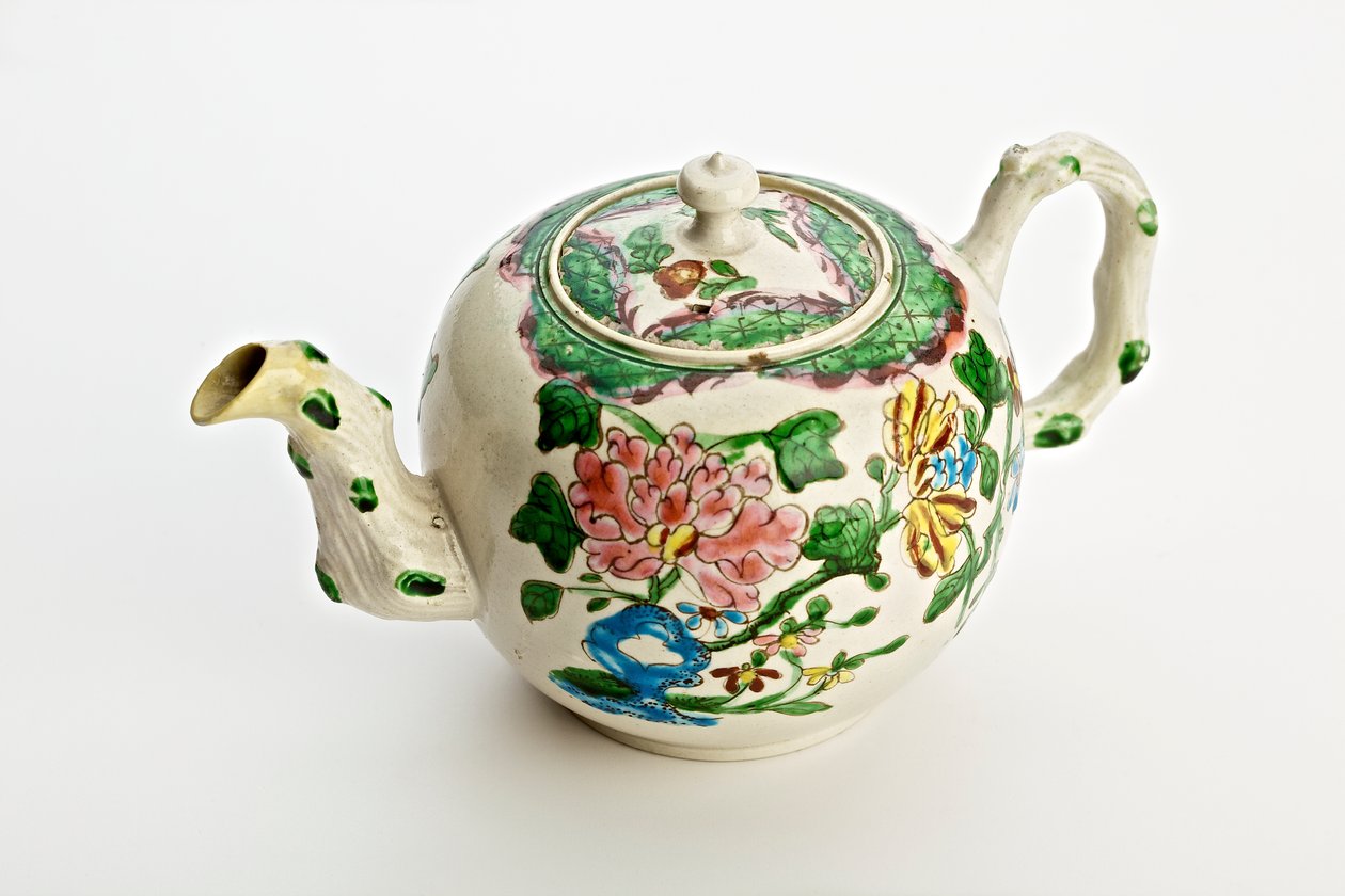 Staffordshire Teekanne dekoriert mit Chrysanthemen, 1760 von English School