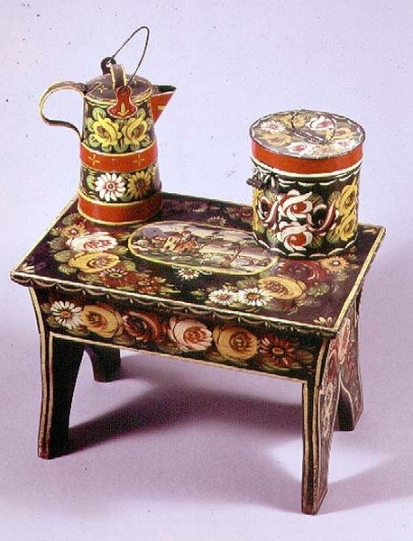 Hocker, Kaffeekanne und Kiste von English School