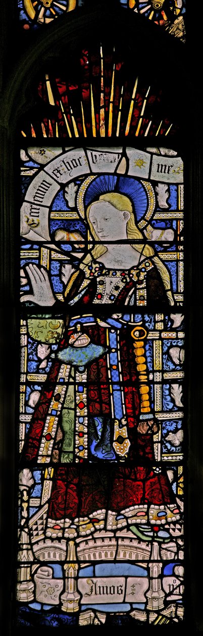 Ostfenster (Ew) mit Darstellung der Jungfrau Maria (komposite Figur) - mit farbigem Glas von English School