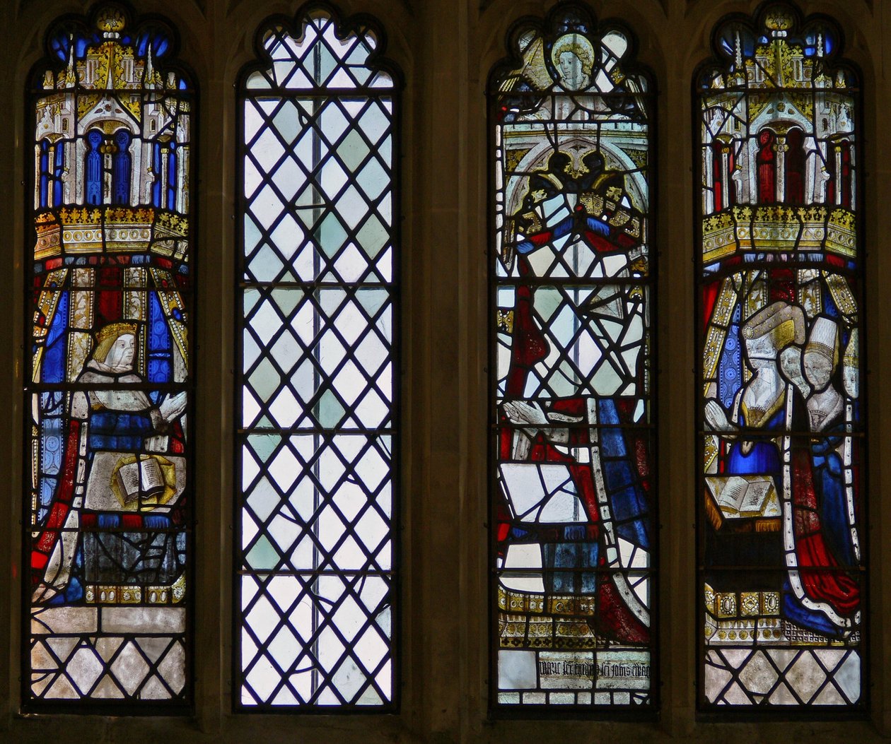 Das Ostfenster (Ew) mit den Überresten der königlichen Hauptfiguren: links Prinz Edward (zukünftiger Edward V) und rechts die königlichen Prinzessinnen von English School