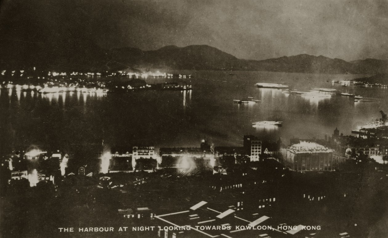 Der Hafen bei Nacht mit Blick auf Kowloon, Hongkong, aus einem Fotoalbum zum Dienst von Pte H. Chick, 1940 von English School