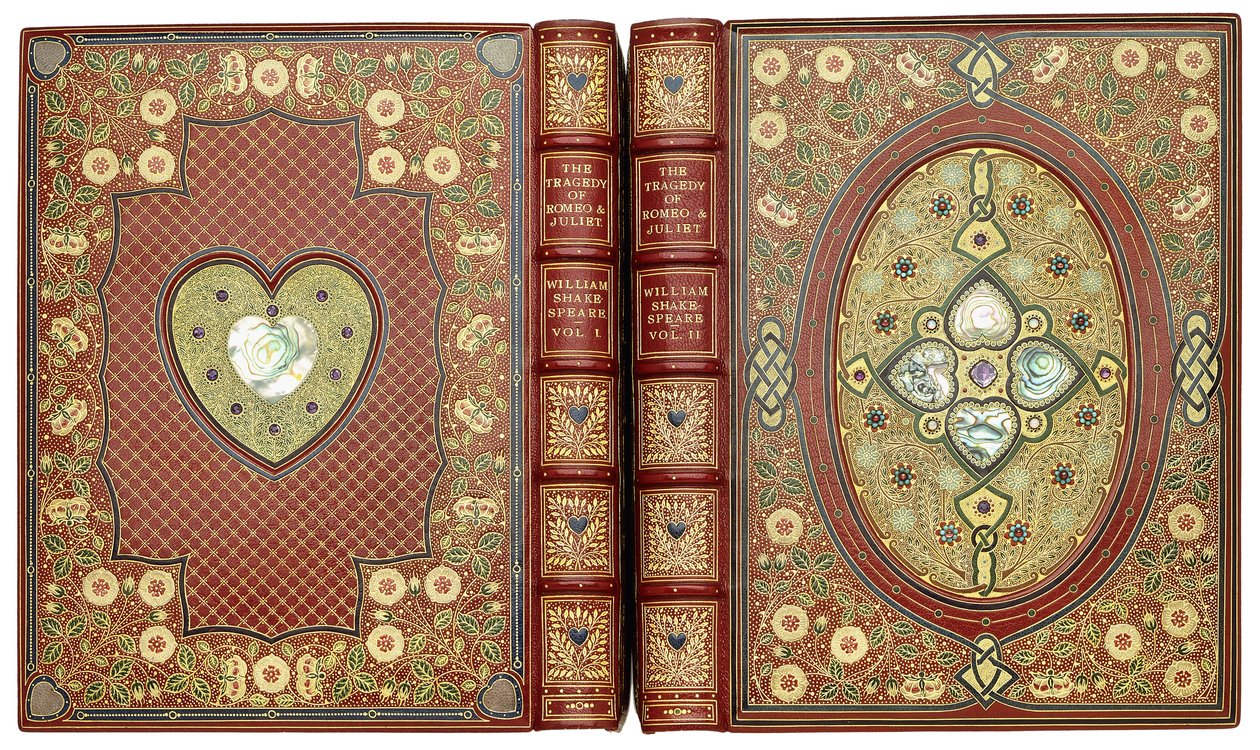 Obere und untere Deckelsets mit Herz- und Blumendesigns, ca. 1920 von English School