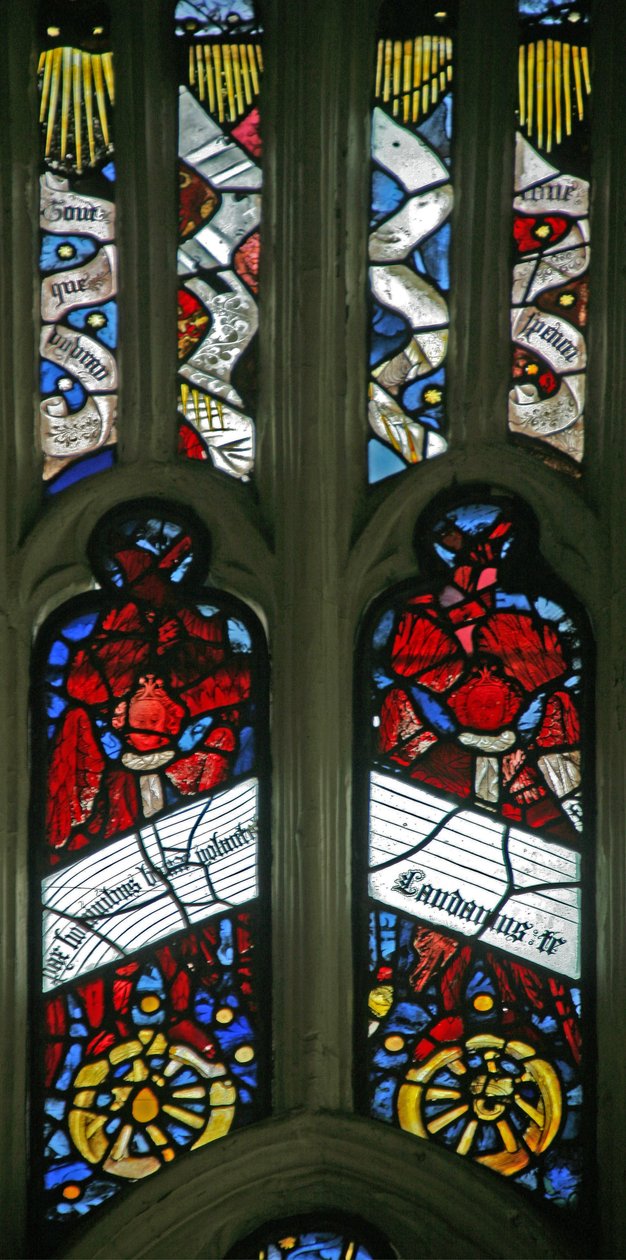Fenster Ew mit Darstellung von Engeln auf Rädern mit Antiphonen von English School