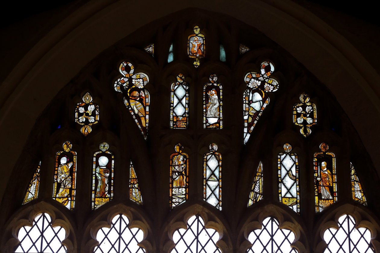 Fenster Ew, die Maßwerklichter mit Gott, der Dreifaltigkeit, St. Peter, St. Paul, St. Katharina und Gabriel: und ein Vogel von English School