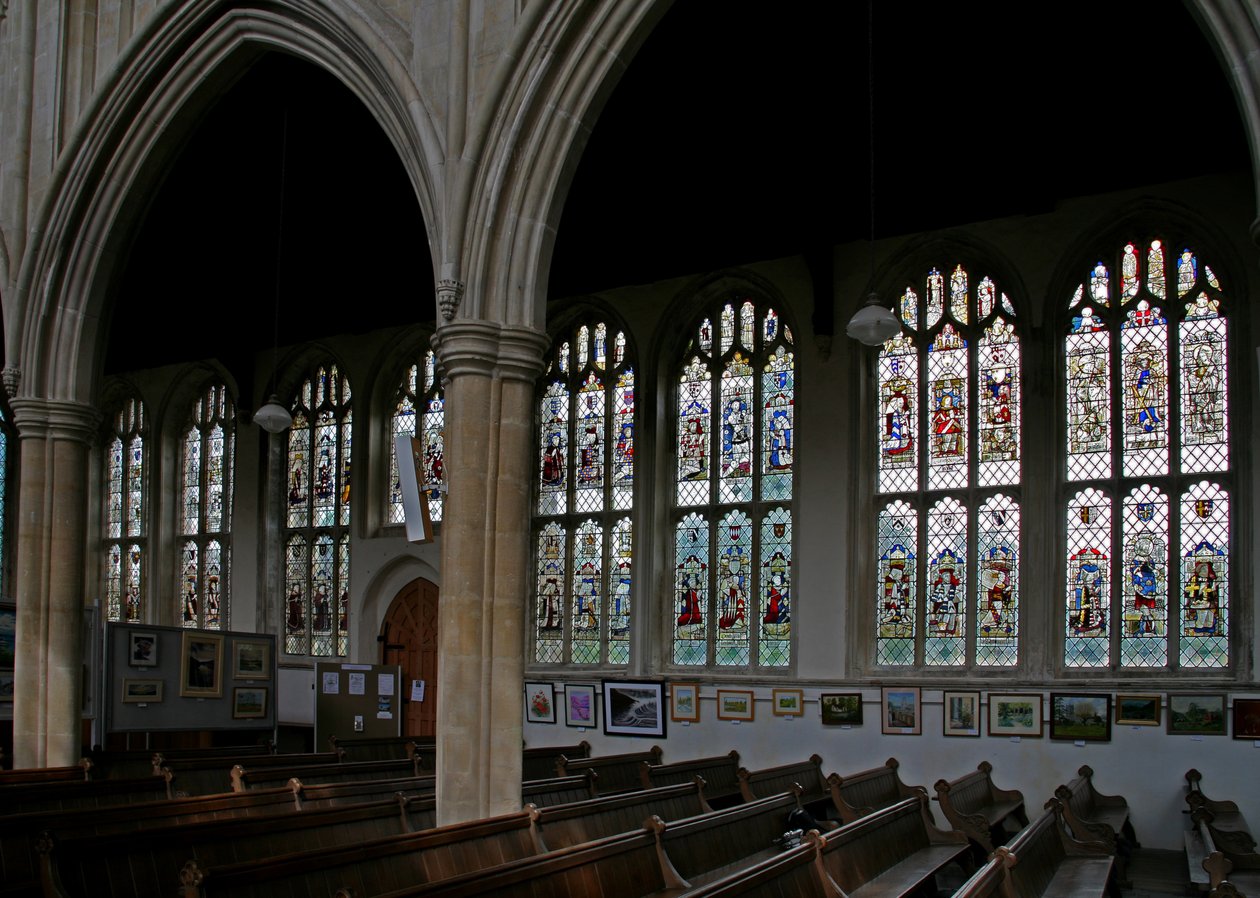 Fenster zeigt einen Blick auf die Nordseite der Kirche von English School