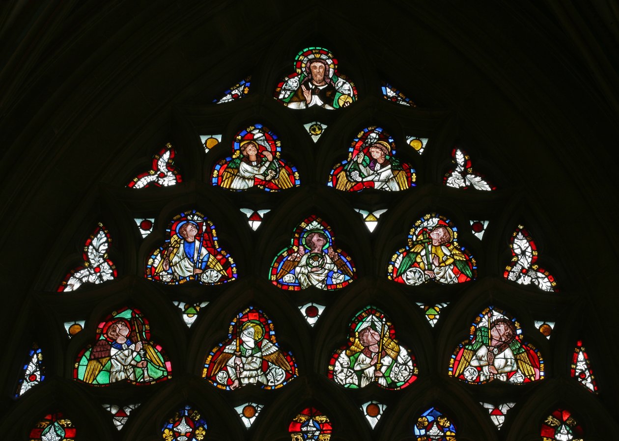 Fenster e-1 mit Christus und Engeln, die die Leidenswerkzeuge tragen von English School