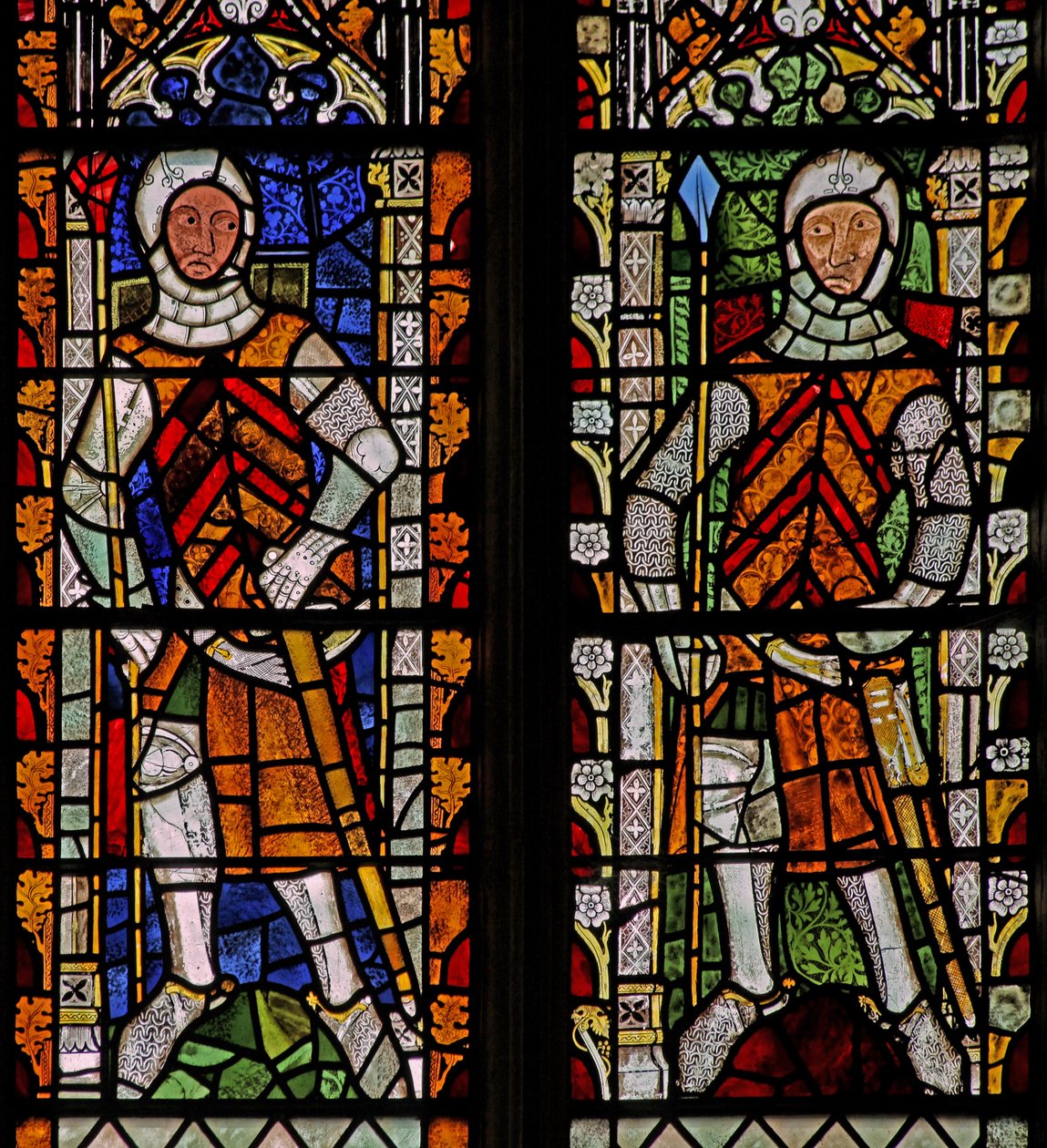Fenster s4, William Lord de la Zouche und Gilbert I de Clare darstellend von English School