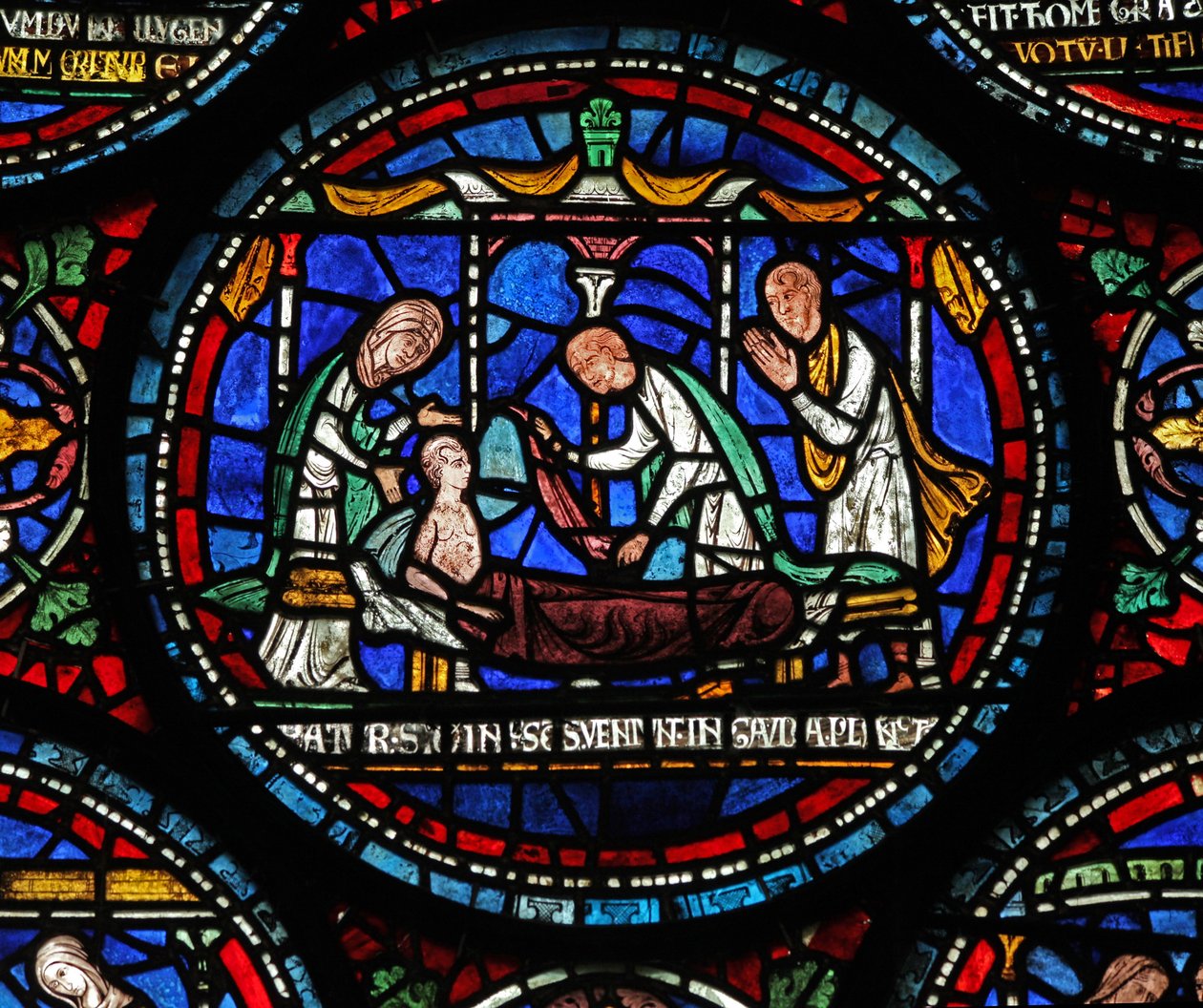 Fenster s6, Szene aus einem St. Thomas Becket Wunderfenster: Cicely von Plumstead(?) sitzt auf ihrer Bahre auf von English School
