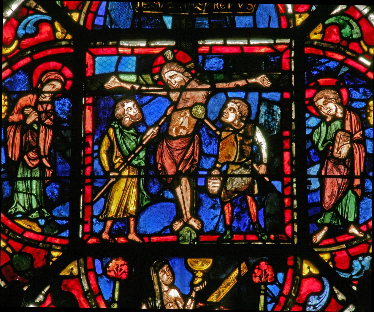 Fenster w0 mit der Kreuzigung mit Maria und Johannes und Soldaten mit einem Speer und dem Essigschwamm von English School
