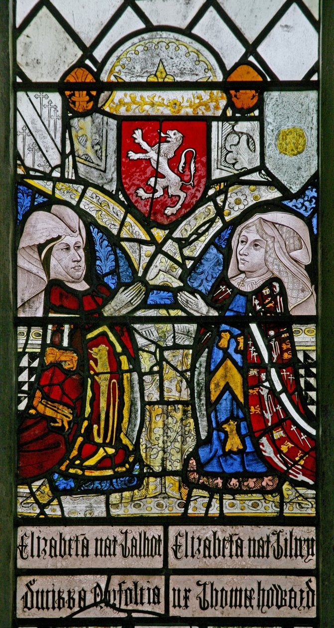 Fenster w1 zeigt Elizabeth Talbot, Herzogin von Norfolk und Elizabeth Tilney, Gräfin von Surrey mit dem Wappen der Familie Mowbray darüber von English School