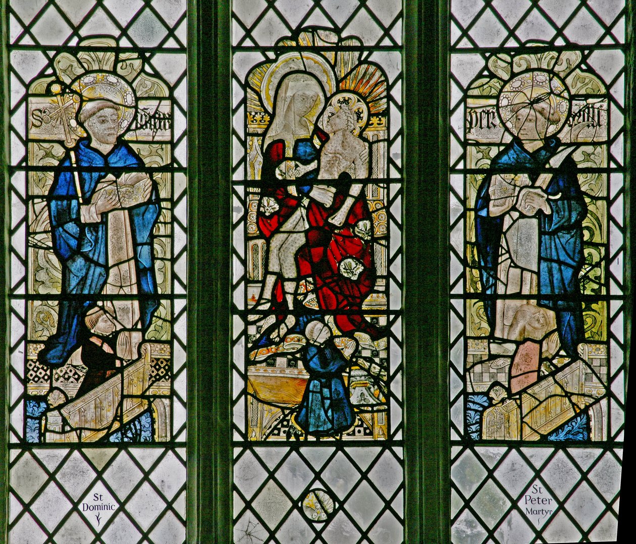 Fenster w4 zeigt die Pietà mit St. Dominikus und St. Peter Martyr: kleine Stifterfiguren von English School