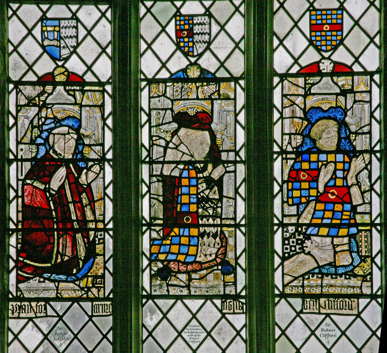 Fenster w5 zeigt Sir Ralph Joscelin, Elizabeth Joselin Clifford, Sir Robert Clifford von English School
