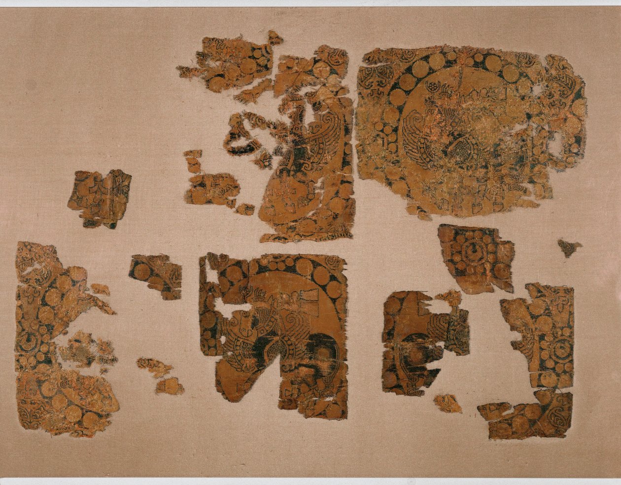 Fragment eines Textilrandes für die Ärmel oder den Kragen eines Reitermantels von Erich Lessing