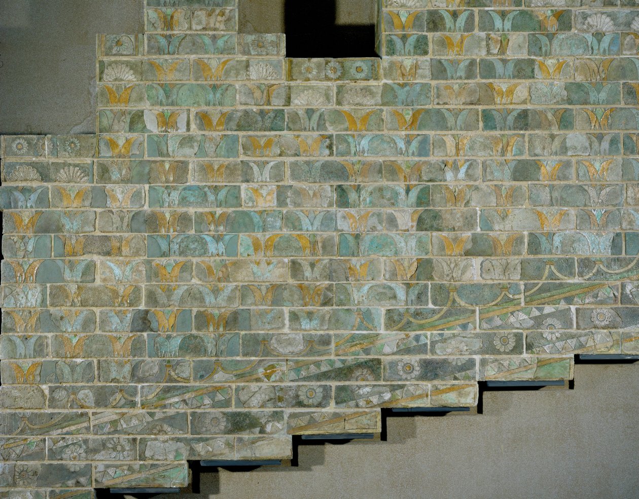 Rampe unter einer Treppe, Susa, Palast des Königs Dareios von Erich Lessing