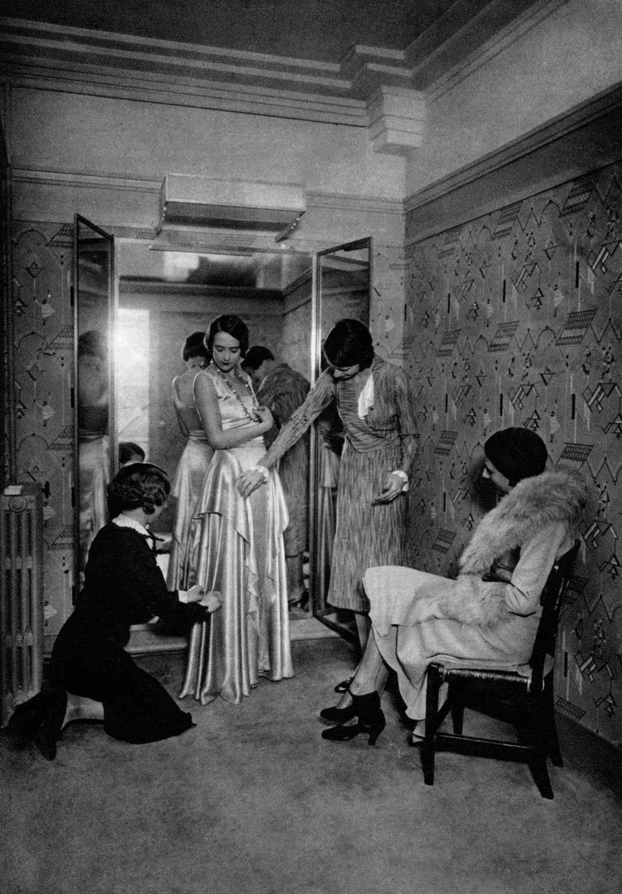Anprobe eines Kleides bei einem großen Schneider, Paris, 1931 von Ernest Flammarion
