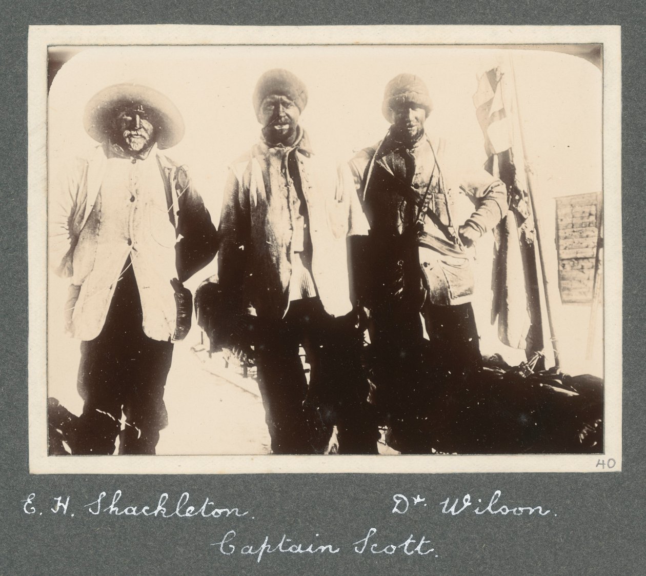 Eine Gruppenfotografie von Shackleton, Captain Scott und Dr. Wilson bei ihrer Rückkehr zur Discovery nach dem Versuch, den Südpol zu erreichen. Aus dem Album von Sir Ernest Henry Shackleton mit dem Titel National Antarctic Expedition (1901-1903) von Ernest Henry Shackleton