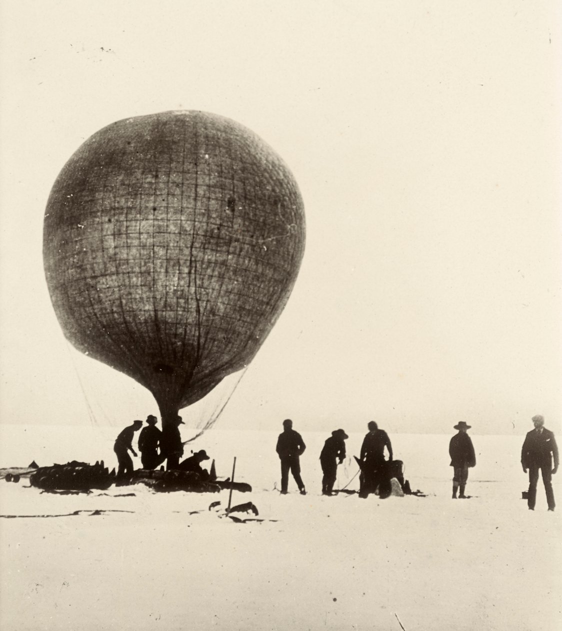 Ansicht des Kuhdarm-Ballons, der auf dem Eis mit Wasserstoff gefüllt wird. Aus dem Album von Sir Ernest Henry Shackleton mit dem Titel National Antarctic Expedition (1901-1903) von Ernest Henry Shackleton