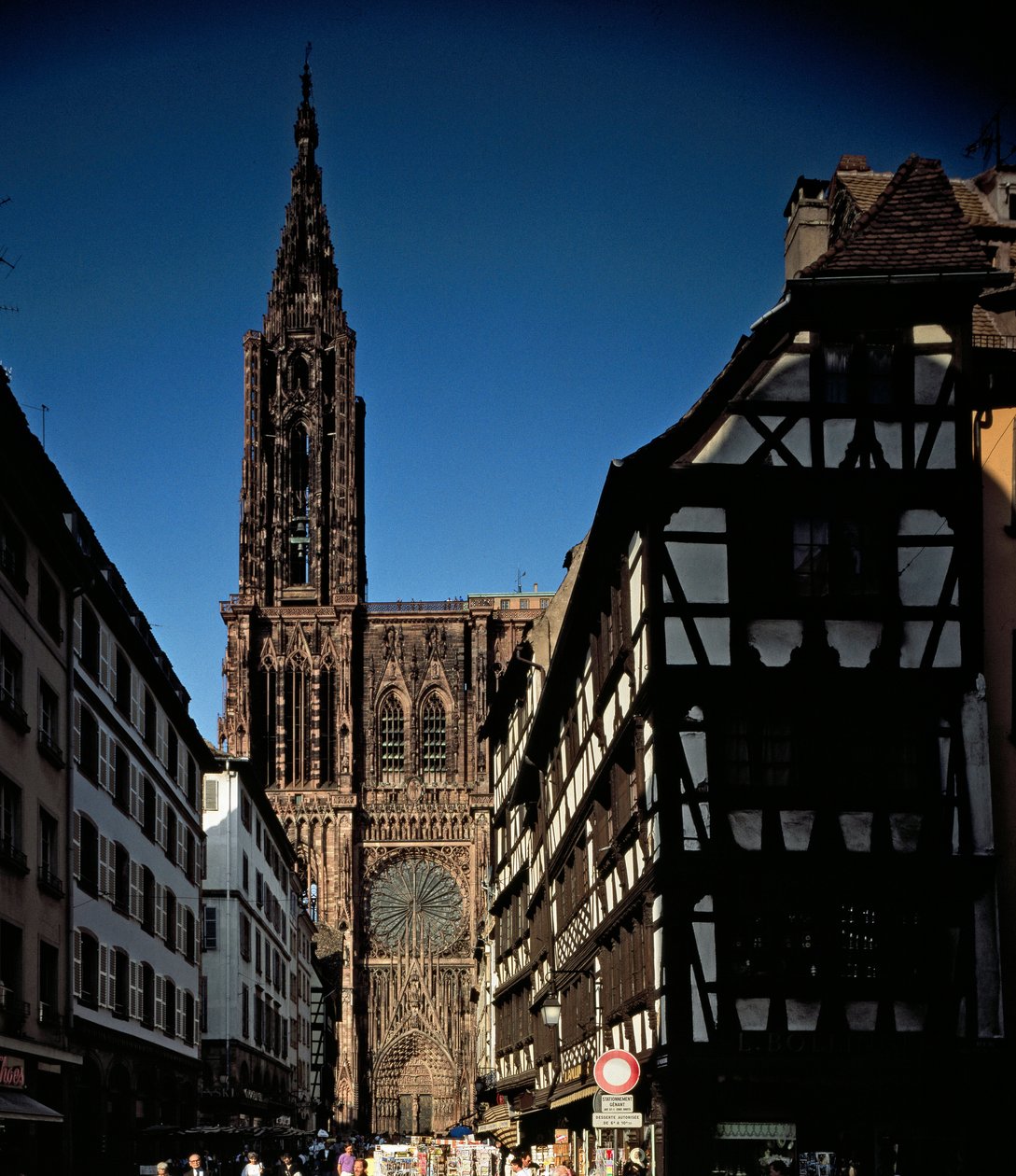 Gotische Kunst: Ansicht eines der Portale der Kathedrale Notre Dame de Strasbourg, erbaut im 13. Jahrhundert von Erwin von Steinbach (Unterrhein) von Erwin von Steinbach