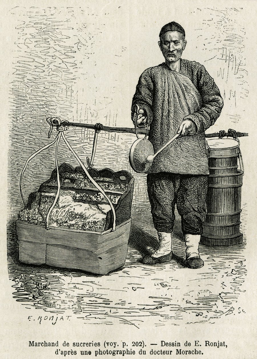 Der Zuckerhändler schlägt auf eine flache Trommel, um auf seine getrockneten Aprikosen, kandierten Äpfel und Karamell-Bonbons aufmerksam zu machen, während er das Orientalische Blumentor des Kaiserpalastes in Peking entlanggeht. Gravur nach der Zeichnung v von Etienne Antoine Eugene Ronjat