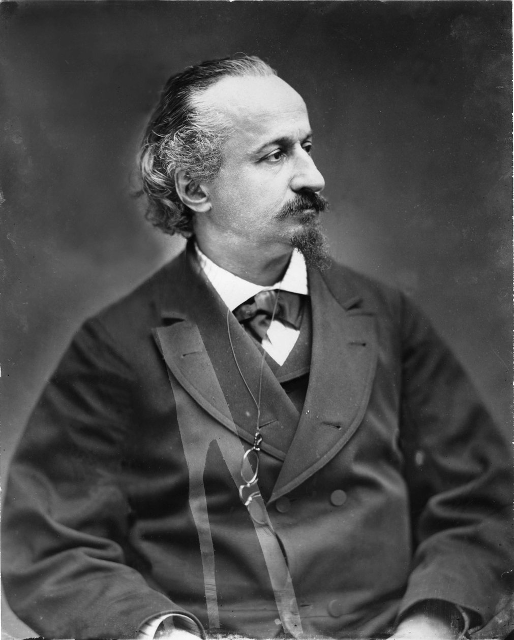 Selbstporträt des Fotografen, Zeichners, Journalisten und Dramatikers Etienne Carjat (1828-1906), der selbst seinen Epitaph verfasste: „Hier ruht Etienne Carjat, falscher Maler, falscher Dichter, Fotograf“. Originaldruck, Fonds der fotografischen Werkstatt von Etienne Carjat