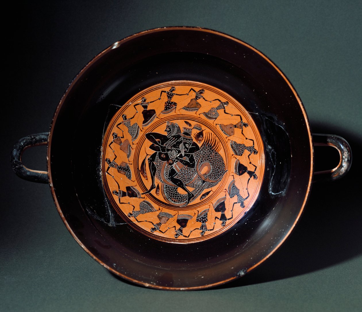 Etruskische Antike: Terrakottabecher, der den Kampf zwischen Herakles und dem Meeresmonster Triton darstellt. Aus Tarquinia. 550 v. Chr. Tarquinia, Museo Archeologico von Etruscan
