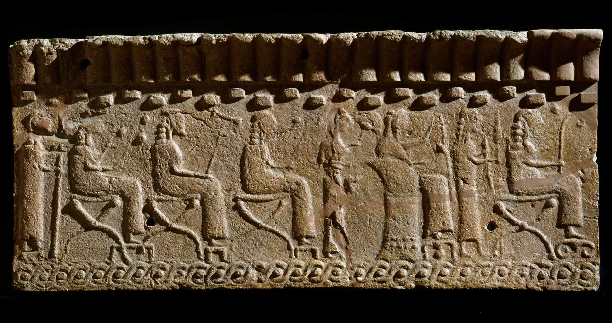 Etruskische Zivilisation: Terrakotta-Fries mit Flachreliefs von Gottheiten und sitzenden Würdenträgern. 580 v. Chr. Dim. 24x54 cm. Aus dem Palast von Murlo. Murlo, Antiquarium Comunale von Etruscan