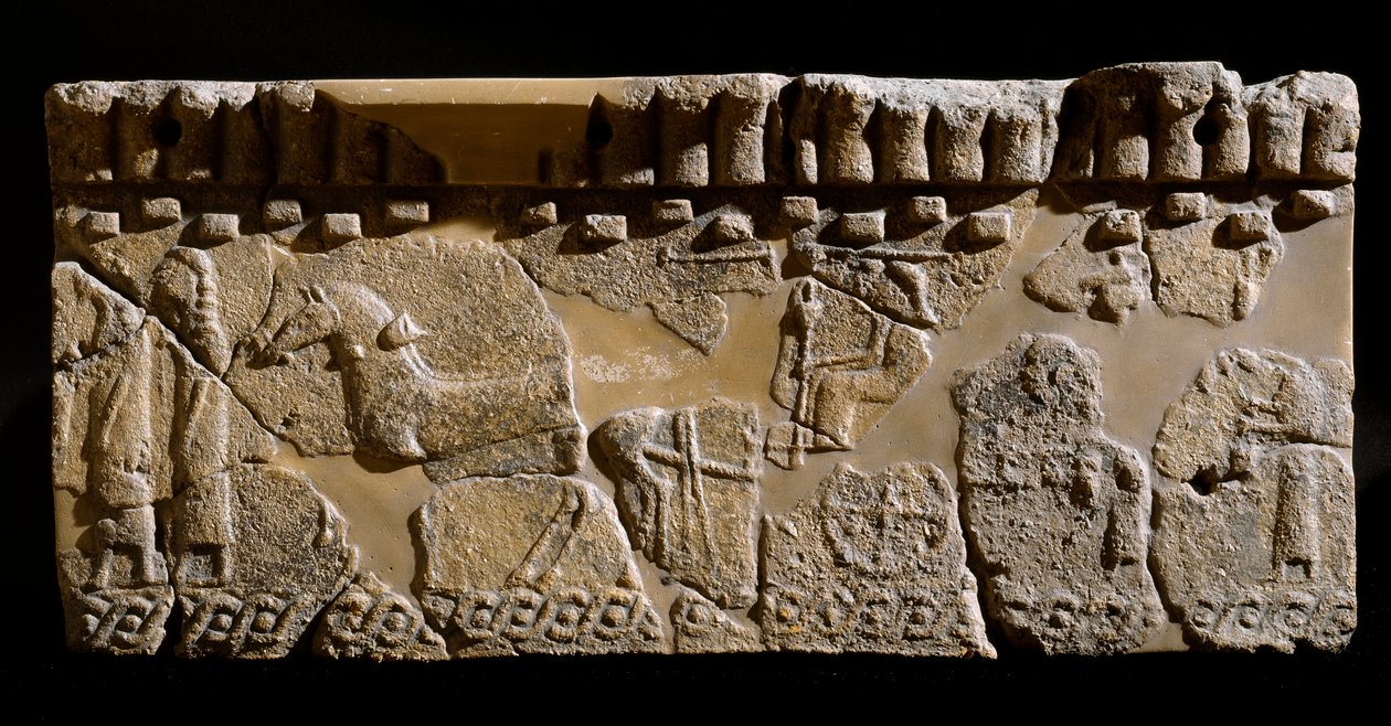 Terrakottafries mit einem Kortege dekoriert. 6. Jahrhundert v. Chr. Aus dem 2. Palast von Murlo. Dim. 24x39 cm Murlo, Antiquarium Comunale von Etruscan
