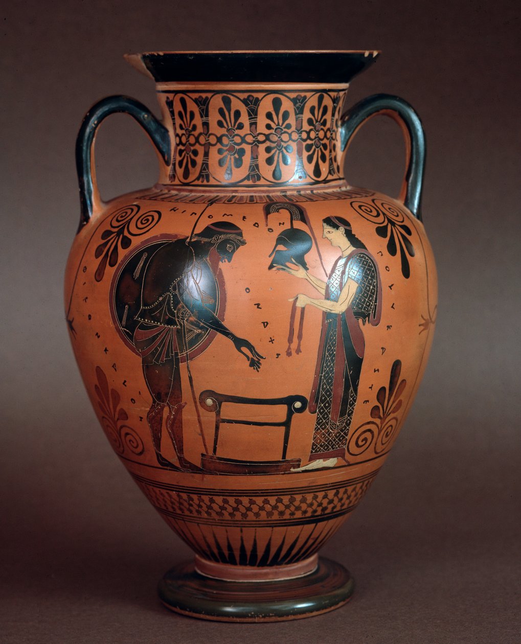 Etruskische Zivilisation: Terrakotta-Hydria, die Thetis zeigt, wie sie ihrem Sohn Achilles Waffen übergibt, 550-500 v. Chr. Aus Cerveteri, Italien von Etruscan