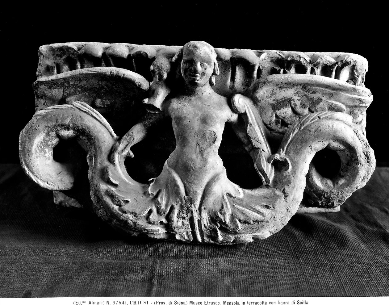 Gesims mit der Figur der Scilla von Etruscan