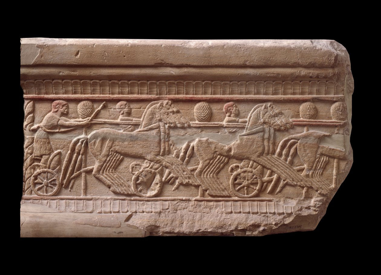 Relief mit einem Wagenrennen von einem Marmor-Meilenstein aus Chiusi, Italien, 6. Jahrhundert v. Chr. von Etruscan