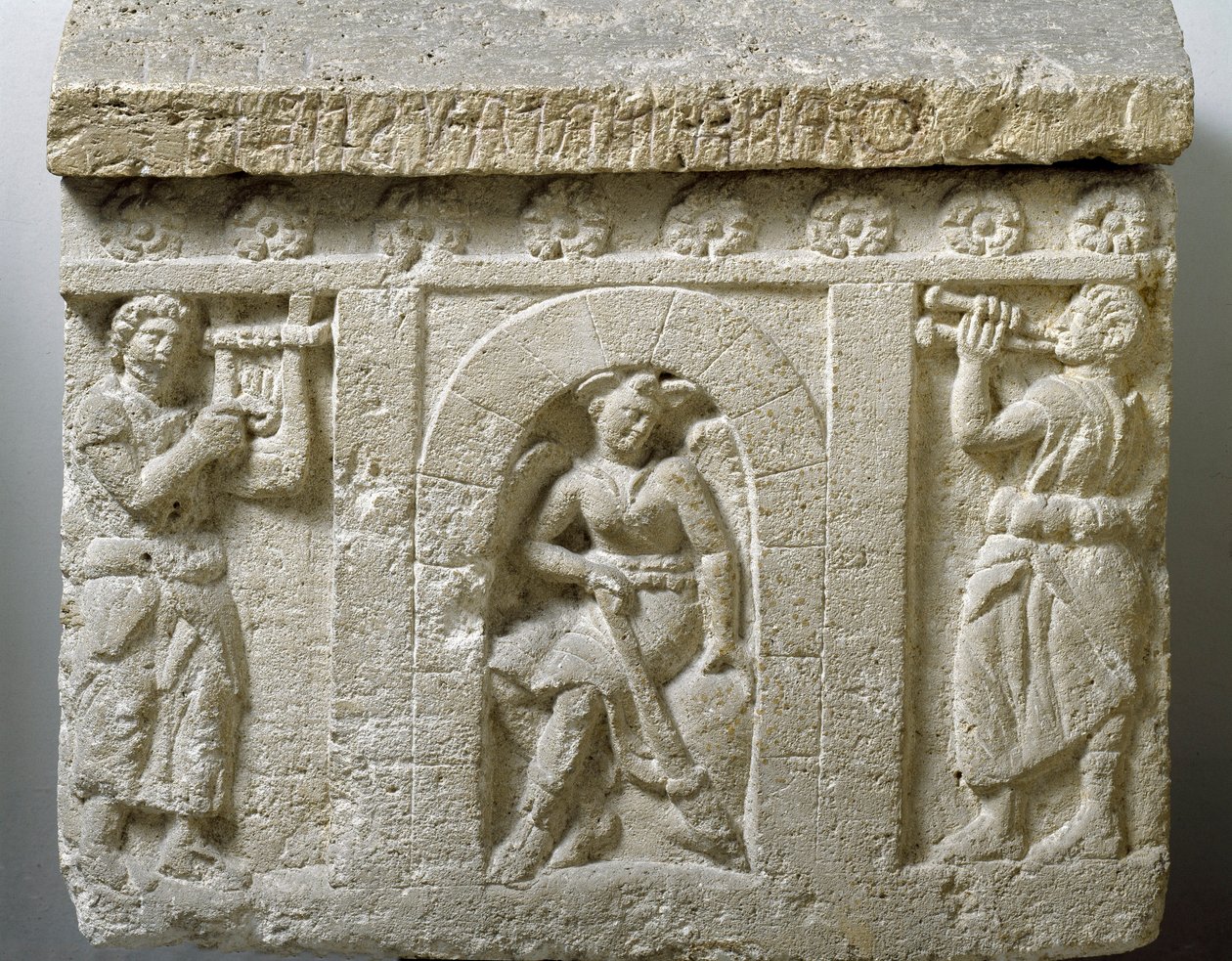 Etruskische Kunst: „Die Lasa, Todesgenius am Eingang zur Hölle“ Flachrelief einer Urne aus Chiusi. 3. oder 2. Jahrhundert v. Chr. Palermo, Museo Archeologico Nazionale von Etruscan Etruscan