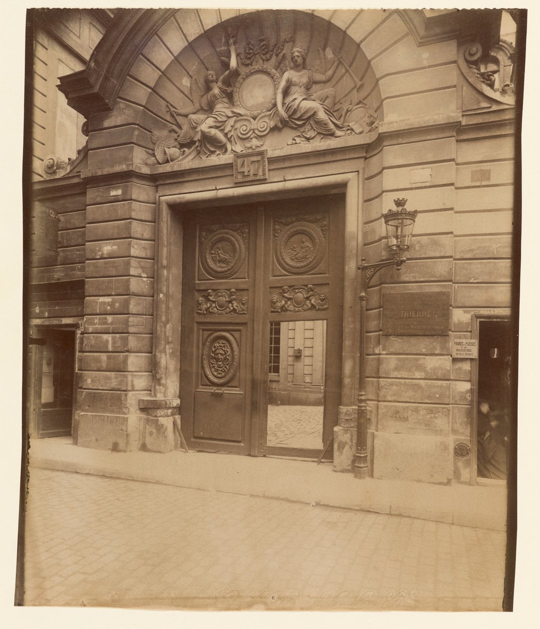 Hotel der holländischen Botschafter, Rue Vieille-du-Temple 47 von Eugène Atget