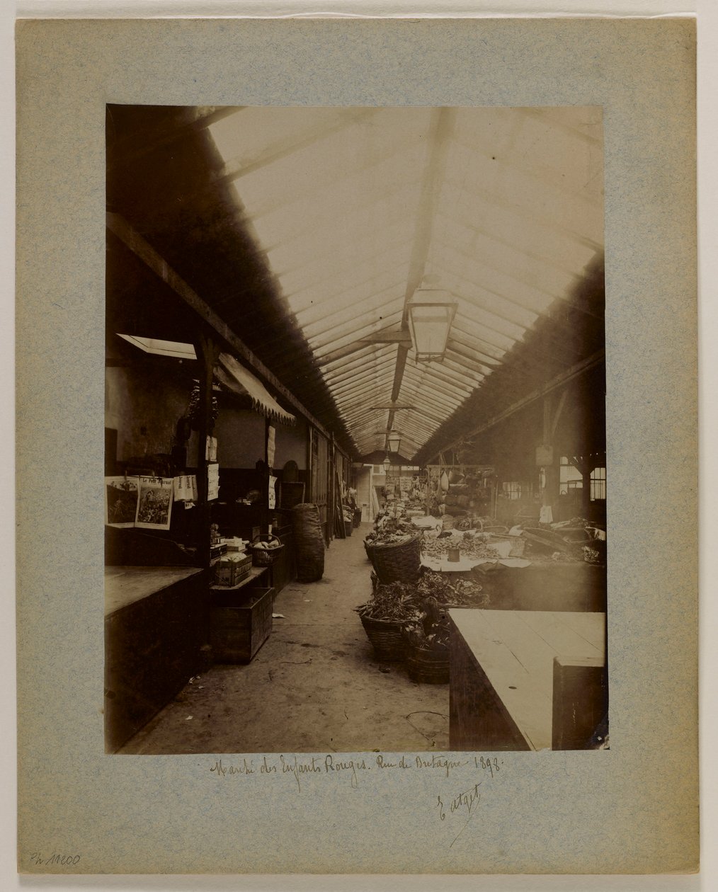 Marché des Enfants-Rouges, rue de Bretagne, 3. Arrondissement, Paris von Eugène Atget