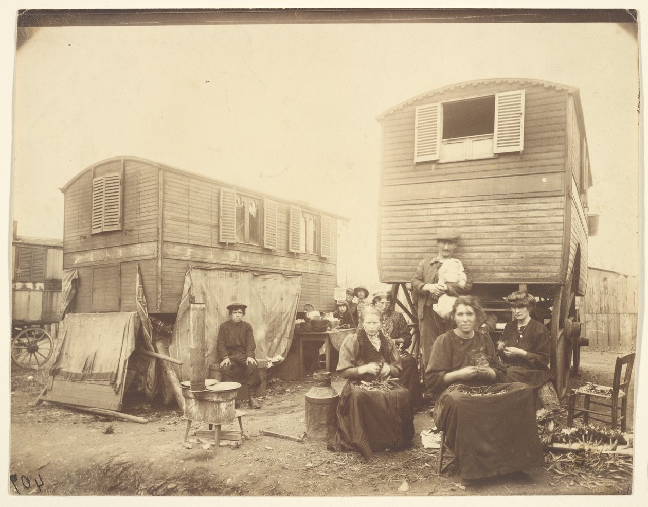 Roma vor ihren Wagen sitzend von Eugène Atget