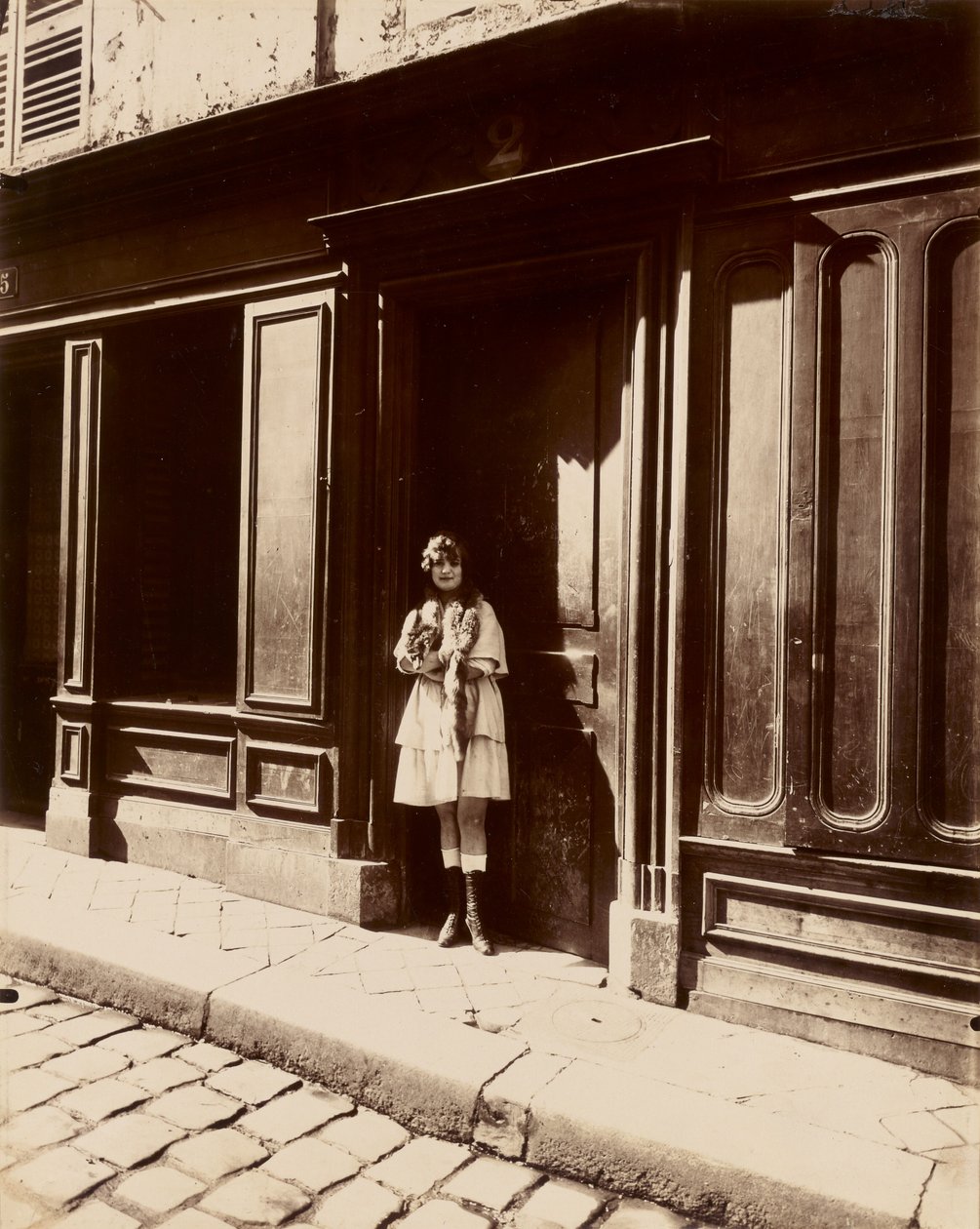 [Versailles, Bordell, kleiner Platz, März 1921] von Eugène Atget