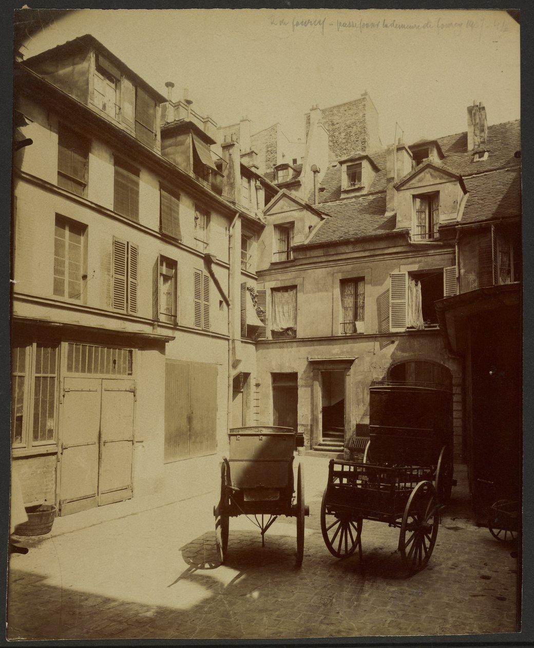 Altes Haus in der Rue de Fourcy, das im Viertel als Wohnhaus Fourcys gilt von Eugène Atget