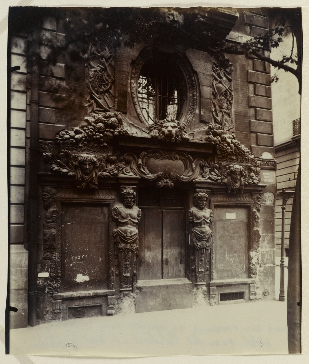 Hôtel de Fieubet oder Hôtel de la Valette (heutige private Einrichtung Massillon), 2 bis quai des Célestins, 4. Arrondissement, Paris von Eugène Atget