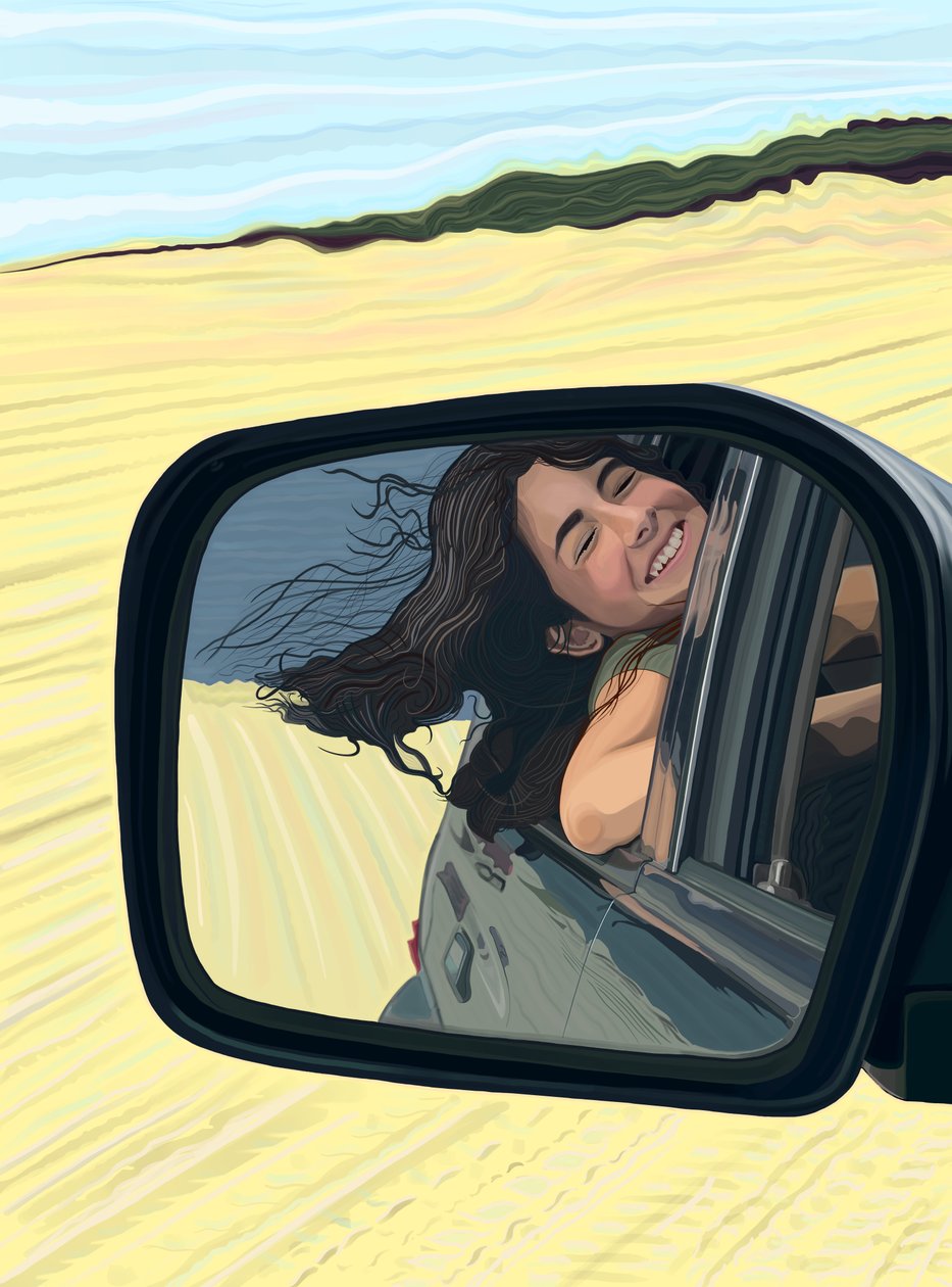 Junge Frau im Seitenspiegel eines Autos am Strand lächelnd von Evan Sklar