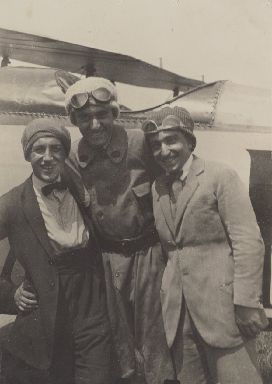 Porträt von drei Männern, die vor einem Flugzeug lächeln von Fedele Azari