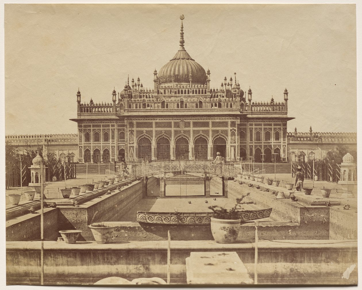 Die Hoseinabad Emambara und das Grab von Mahomed Ally Khan von Felice A. Beato