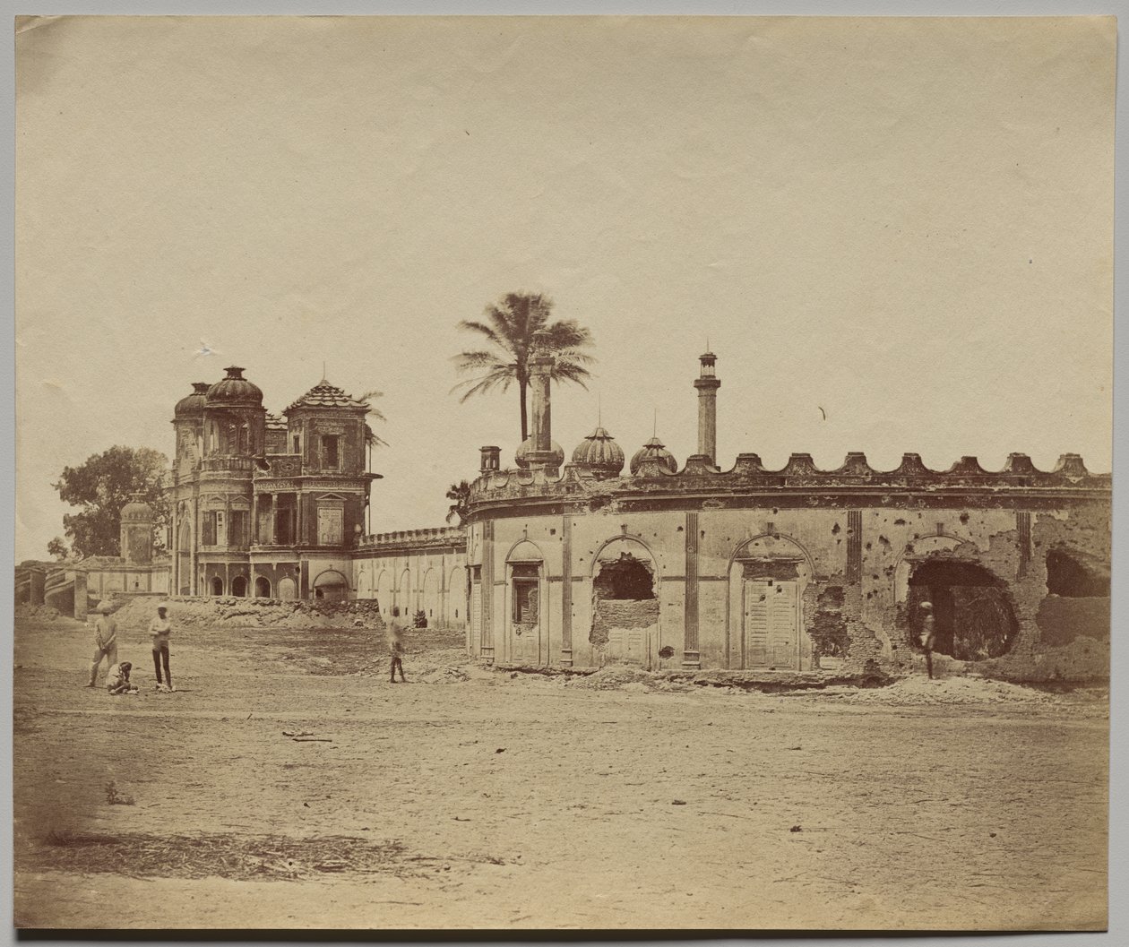 Das Secundra Bagh, zeigt die Bresche und das Tor von Felice A. Beato