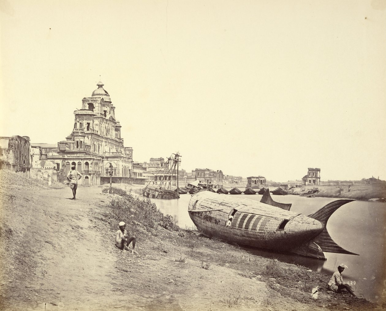 Chutter Manzil Palast, mit dem königlichen Boot in Form eines Fisches auf dem Gomti-Fluss von Felice Beato