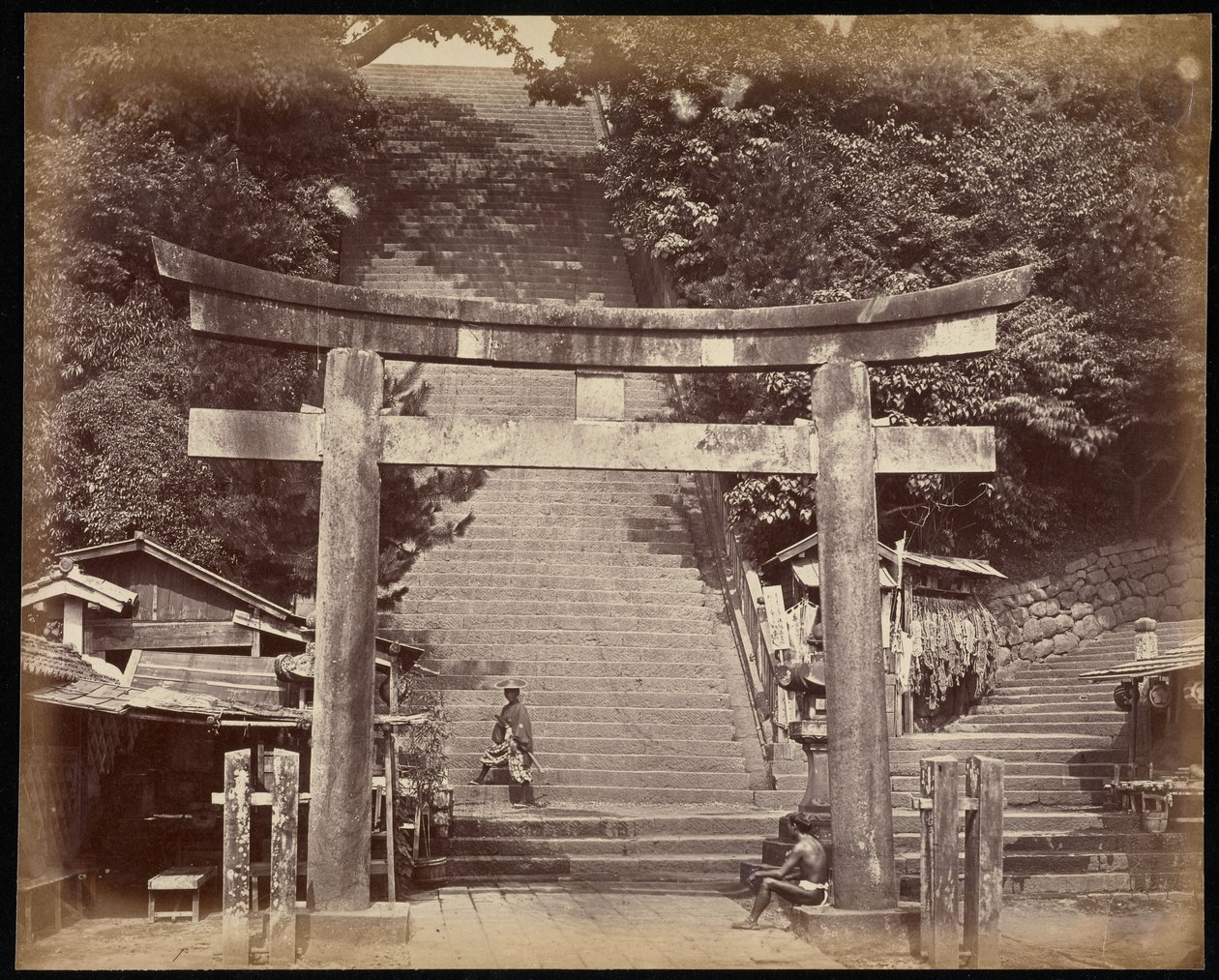 Eingang zum Schrein von Ataugo Yama, Yedo von Felice Beato