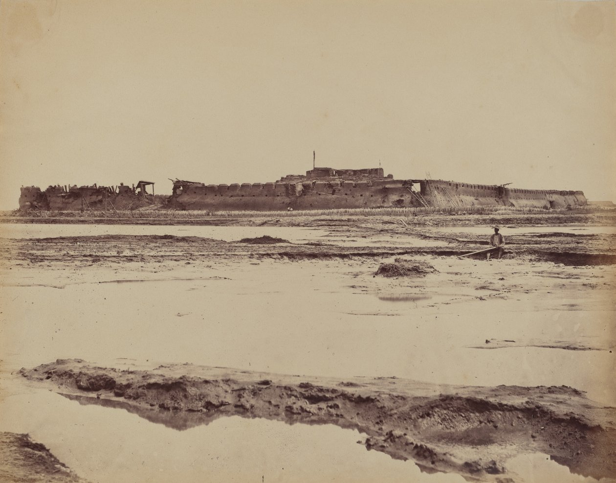 Außenansicht des Nord-Taku-Forts am Peiho-Fluss, zeigt den englischen und französischen Eingang von Felice Beato
