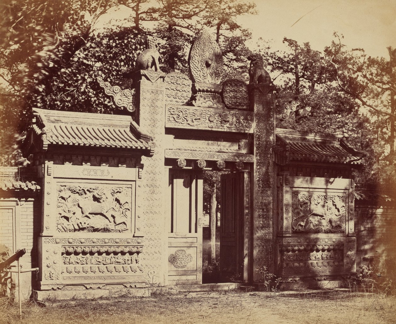 Außenansicht des Grabdepots in der Nähe von Peking, Oktober 1860 von Felice Beato