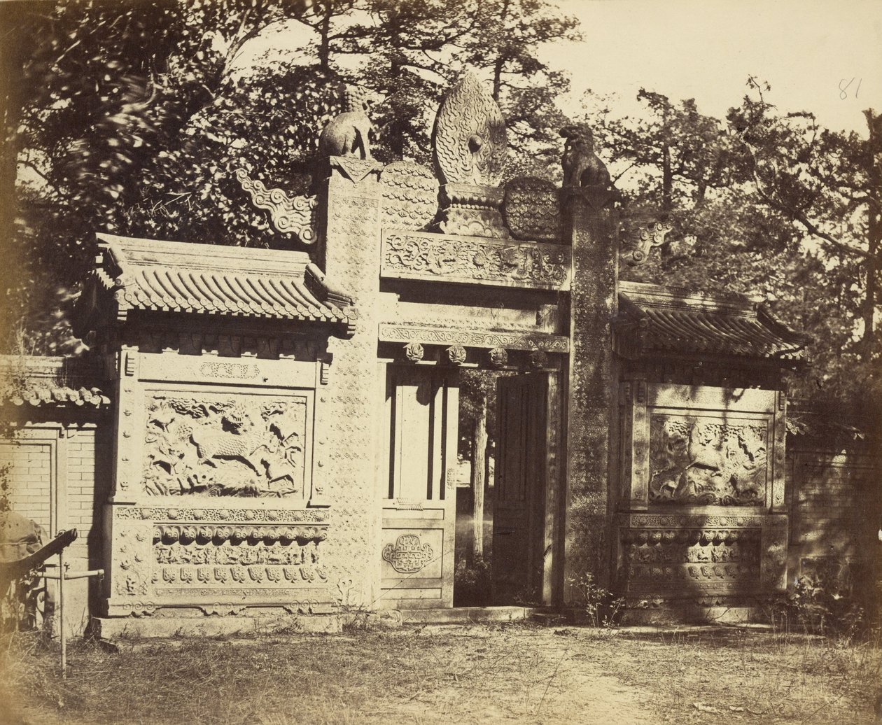 Außenansicht des Grabdepots nahe Peking von Felice Beato