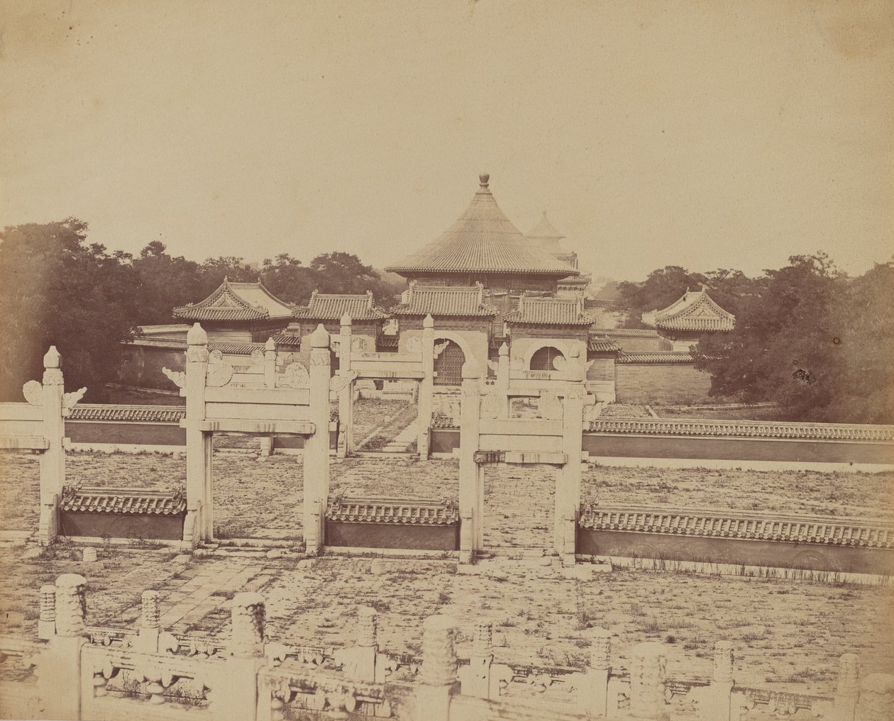 Innenraum und Bögen des Himmelstempels, wo der Kaiser einmal im Jahr opfert, in der chinesischen Stadt Peking, Oktober 1860 von Felice Beato